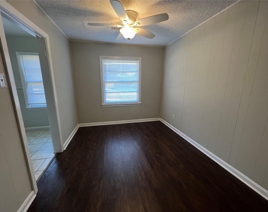 222 Ruslee Street - Photo Thumbnail 2