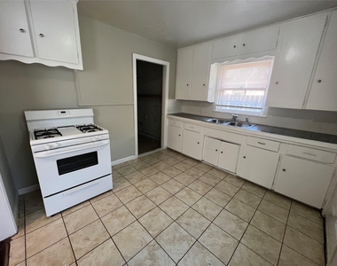 222 Ruslee Street - Photo Thumbnail 3