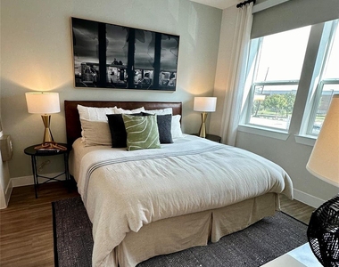 3003 Summer Street - Photo Thumbnail 5