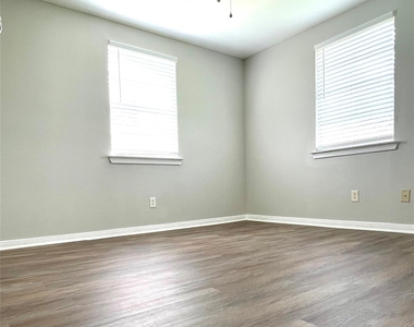 2618 Rosalee Street - Photo Thumbnail 5