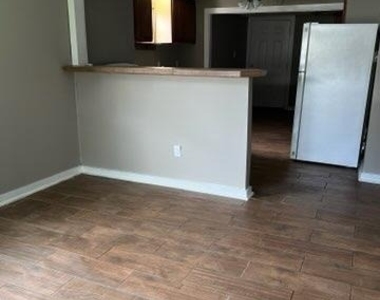 6710 Phillips Lane - Photo Thumbnail 8