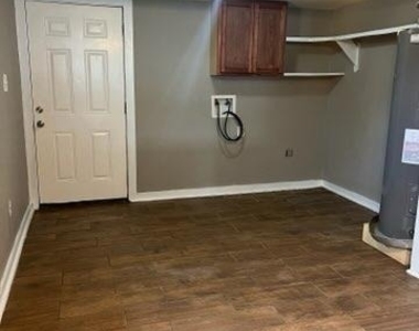 6710 Phillips Lane - Photo Thumbnail 5