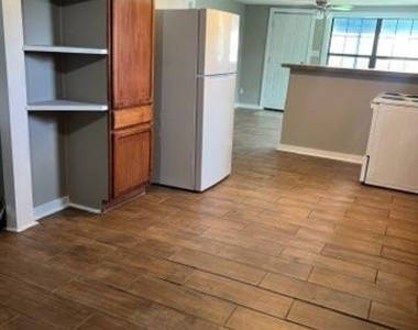 6710 Phillips Lane - Photo Thumbnail 7