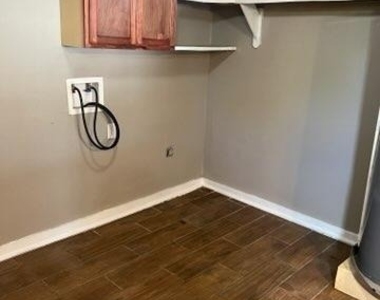 6710 Phillips Lane - Photo Thumbnail 9