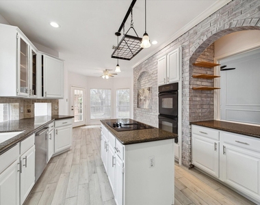 2715 Oakland Drive - Photo Thumbnail 9