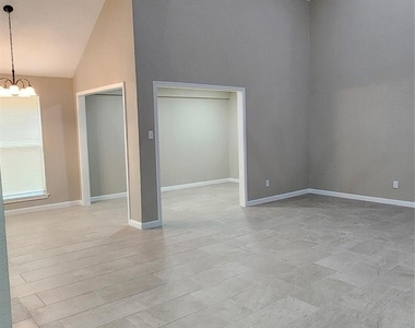 128 Lasso Street - Photo Thumbnail 2
