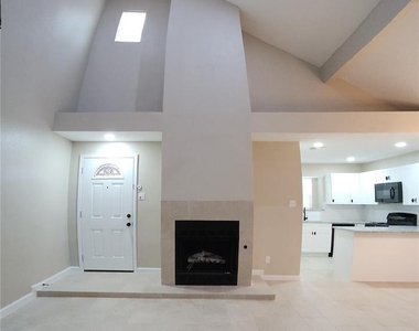 128 Lasso Street - Photo Thumbnail 3