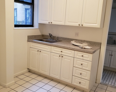 West 45 Street - Photo Thumbnail 3