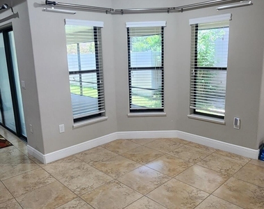 1247 Donegal Drive - Photo Thumbnail 10
