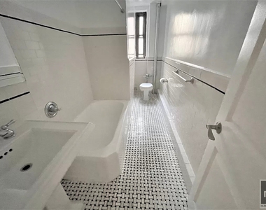 East 56 Street - Photo Thumbnail 3