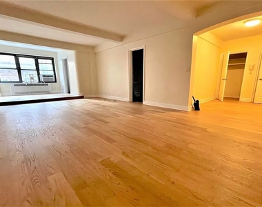 East 56 Street - Photo Thumbnail 2