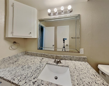 3202 Vandyke Drive - Photo Thumbnail 15