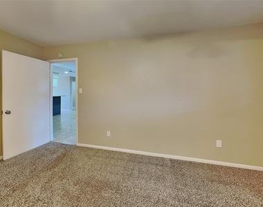 3202 Vandyke Drive - Photo Thumbnail 6