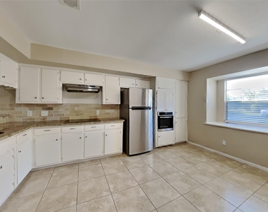 3202 Vandyke Drive - Photo Thumbnail 4