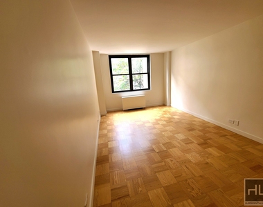 East 49 Street - Photo Thumbnail 2