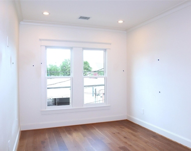 1836 Cortlandt Street - Photo Thumbnail 11