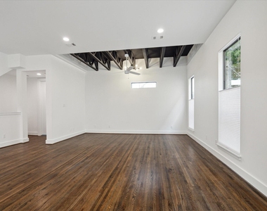 1105 W 21st Street - Photo Thumbnail 3