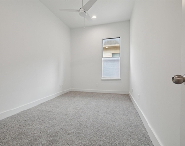 1105 W 21st Street - Photo Thumbnail 18