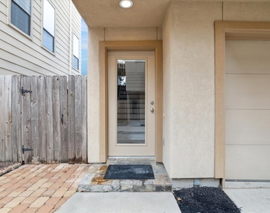 1105 W 21st Street - Photo Thumbnail 1