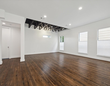 1105 W 21st Street - Photo Thumbnail 4