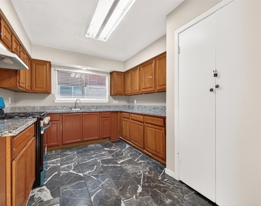 7422 Cortes Drive - Photo Thumbnail 16