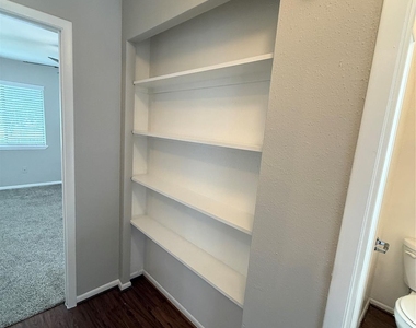 923 Carrell Street - Photo Thumbnail 8