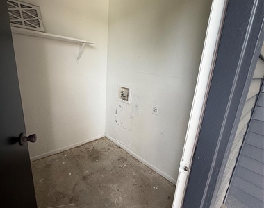 923 Carrell Street - Photo Thumbnail 18