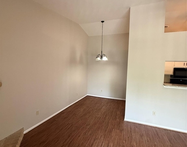 923 Carrell Street - Photo Thumbnail 6