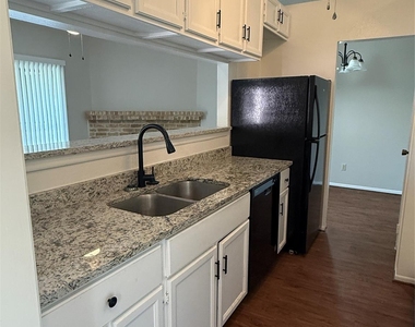 923 Carrell Street - Photo Thumbnail 4