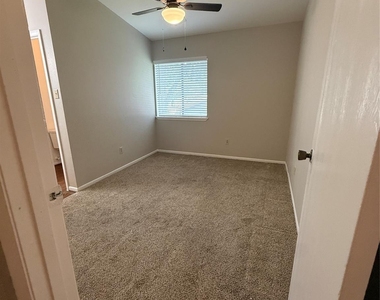 923 Carrell Street - Photo Thumbnail 10