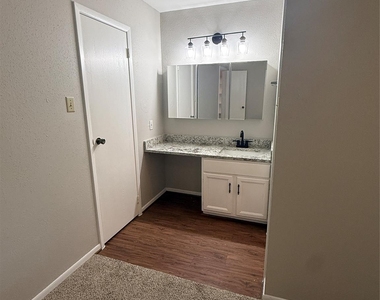 923 Carrell Street - Photo Thumbnail 13