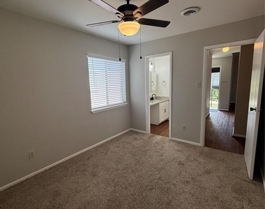 923 Carrell Street - Photo Thumbnail 9