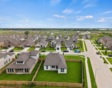 2720 Grove Crest Drive - Photo Thumbnail 4