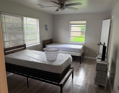 7626 Rhobell Street - Photo Thumbnail 3