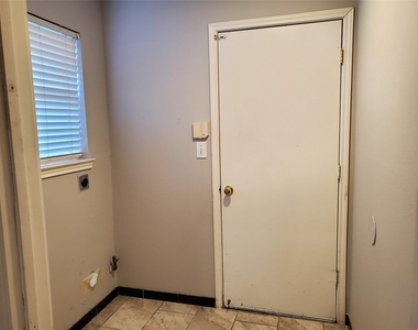 2107 Tower Bridge Road - Photo Thumbnail 7