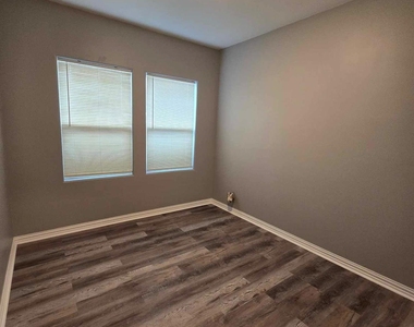 3125 Illinois Street - Photo Thumbnail 9