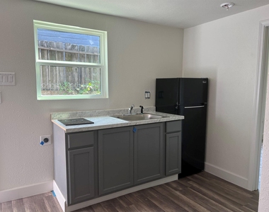 201 Eastwood Unit 2 Street - Photo Thumbnail 15