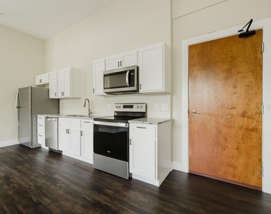 306 W Wisconsin Avenue - Photo Thumbnail 2