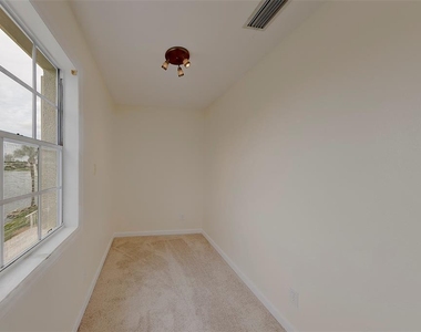 222 Pompano Drive Se - Photo Thumbnail 22