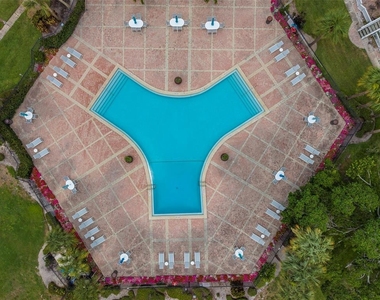 222 Pompano Drive Se - Photo Thumbnail 2