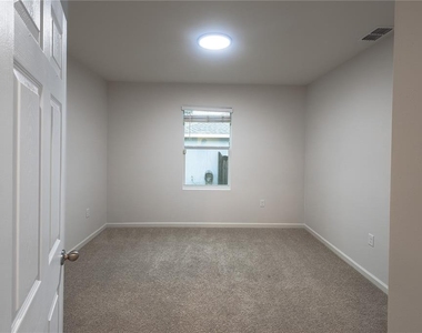 538 Vin Rose Circle Se - Photo Thumbnail 10