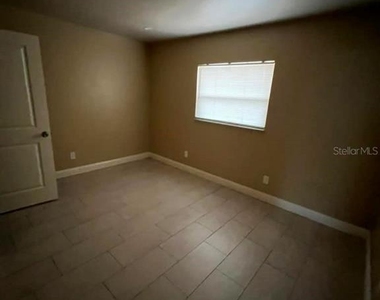 10106 N 10th Street - Photo Thumbnail 2