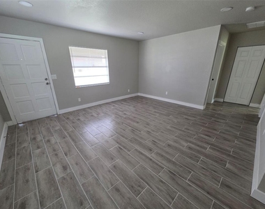 38300 Henry Drive - Photo Thumbnail 5