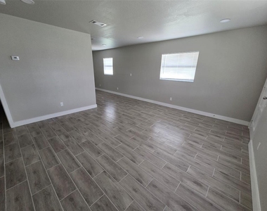 38300 Henry Drive - Photo Thumbnail 4