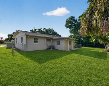 11234 68th Avenue N - Photo Thumbnail 9