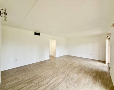 8801 Bay Pointe Drive - Photo Thumbnail 11