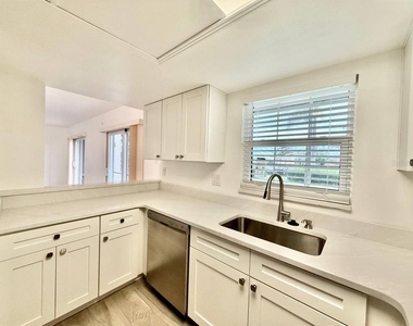 8801 Bay Pointe Drive - Photo Thumbnail 4