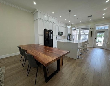 537 Campus Street - Photo Thumbnail 6
