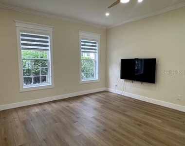 537 Campus Street - Photo Thumbnail 3