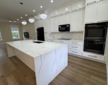 537 Campus Street - Photo Thumbnail 8